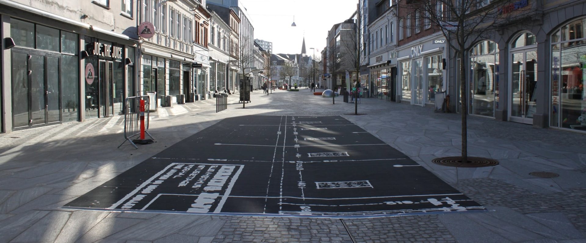 Dansk Wilton could not restist the chance to participate actively in the art exhibition “Socle du Monde Biennale 2017”.